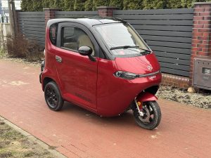 MINI SAMOCHÓD SARINI TITO H Z GENERATOREM  3-kołowy 2000W 65AH KOLOR CZERWONO-CZARNY
